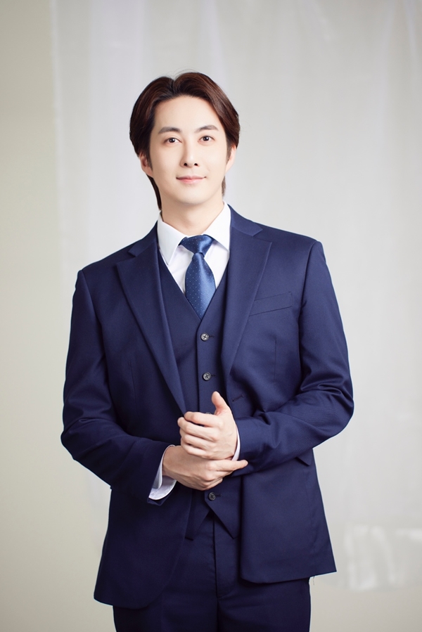 koreavibenews's tweet photo. #SS501 #김형준, 뮤지컬 '친정엄마' 캐스팅 "소중한 기억 만들어 드릴 것"
SS501 member #KimHyungjun has been casted for musical '친정엄마'

🖇️ https://t.co/HNk7gyJZLX

#한류타임스 #HanryuTimes https://t.co/ZdUKaAqIob