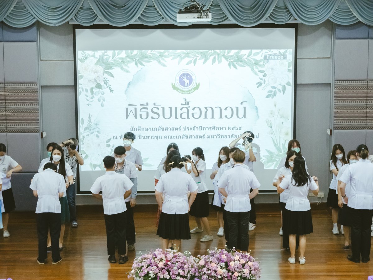 pharcmu's tweet photo. คณะเภสัชศาสตร์ มหาวิทยาลัยเชียงใหม่ ขอแสดงความยินดีกับนักศึกษาชั้นปีที่ 3 เนื่องใน "พิธีรับเสื้อกาวน์ ปีการศึกษา 2565" 💚กับบรรยากาศการสวมเสื้อกาวน์"��ัวแรก"ที่มีความหมาย 

#เภสัชมช #RxCMU #ทีมมช https://t.co/CLYTSrPX3u
