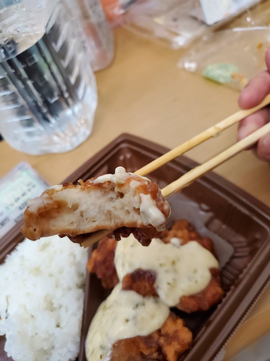it010127's tweet photo. セブンイレブン、チキン南蛮弁当じゃなくてチキンどこ弁当に改名しとけ https://t.co/x1hx9JdErk