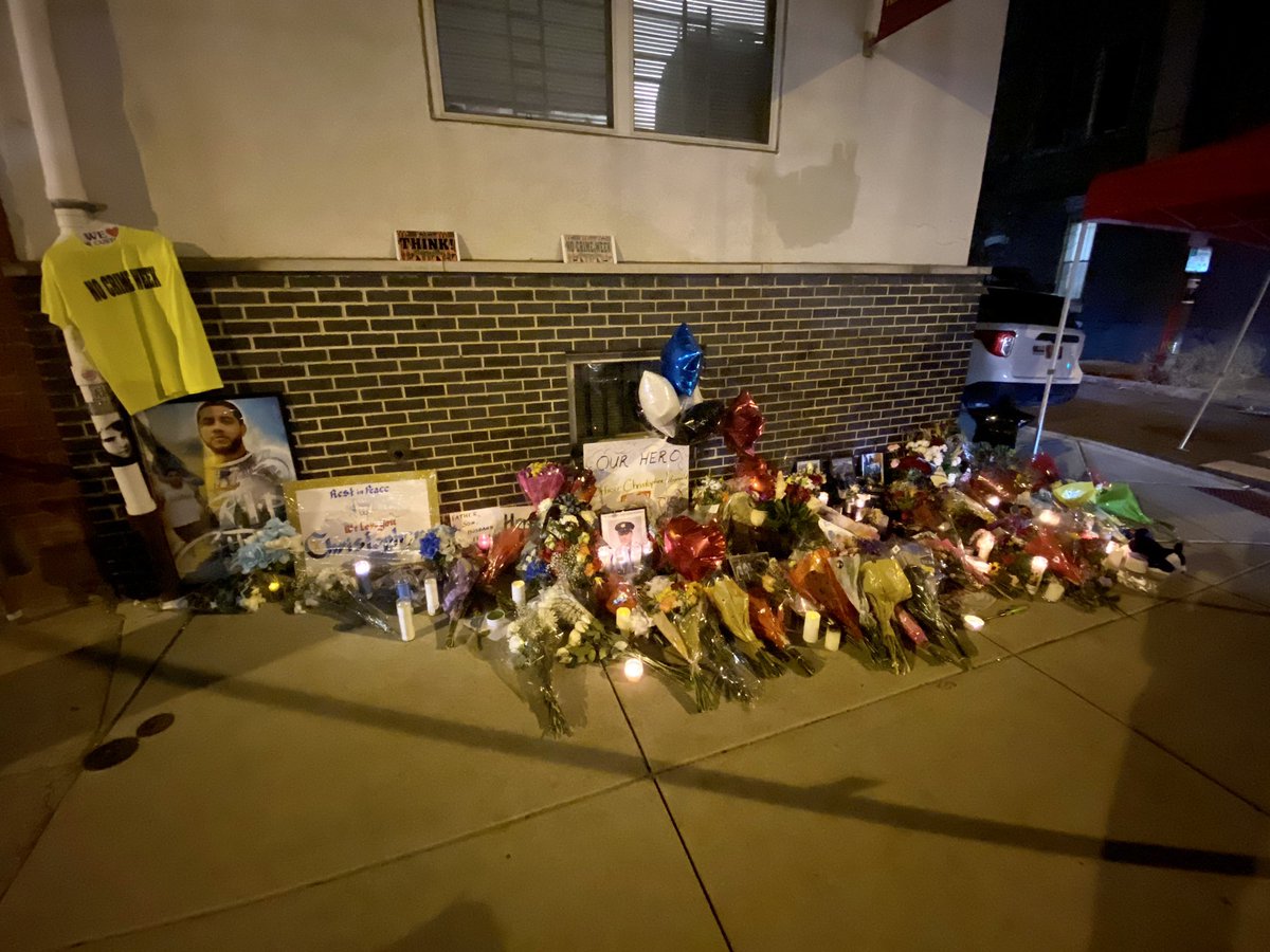 jorgea_glez's tweet photo. Esta noche sigue creciendo el memorial del oficial asesinado el pasado sábado. Christopher Fitzgerald, policía de la universidad Temple fue abatido a tiros en medio de una intervención. #equipot62 #primerocontigo #telemundo62 https://t.co/fTssXjHcAu