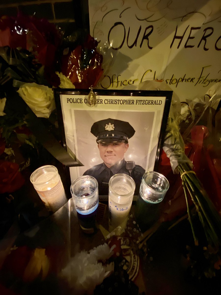 jorgea_glez's tweet photo. Esta noche sigue creciendo el memorial del oficial asesinado el pasado sábado. Christopher Fitzgerald, policía de la universidad Temple fue abatido a tiros en medio de una intervención. #equipot62 #primerocontigo #telemundo62 https://t.co/fTssXjHcAu
