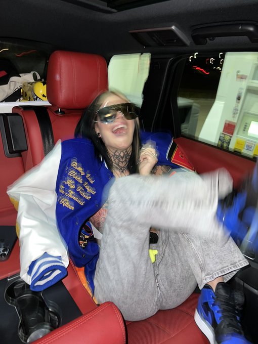 i know i use twitter to post boobs but here&rsquo;s a pic of me being happy https://t.co/CAAA8pNENE