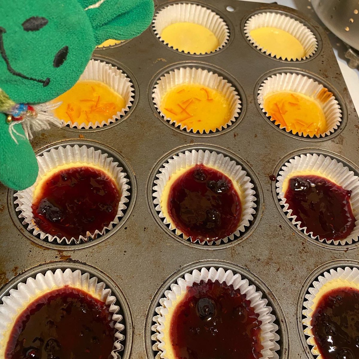 greenietravels's tweet photo. Just threw some marmalade and preserves on these wee cheesecakes #agoodthing
.
.
.
#casagreenie #homechef #homecooking #homemade #semihomemade #cheesecake #minicheesecake #mixedberriespreserves #orangemarmalade #cookingshortcut https://t.co/Hvg7yp5i7b