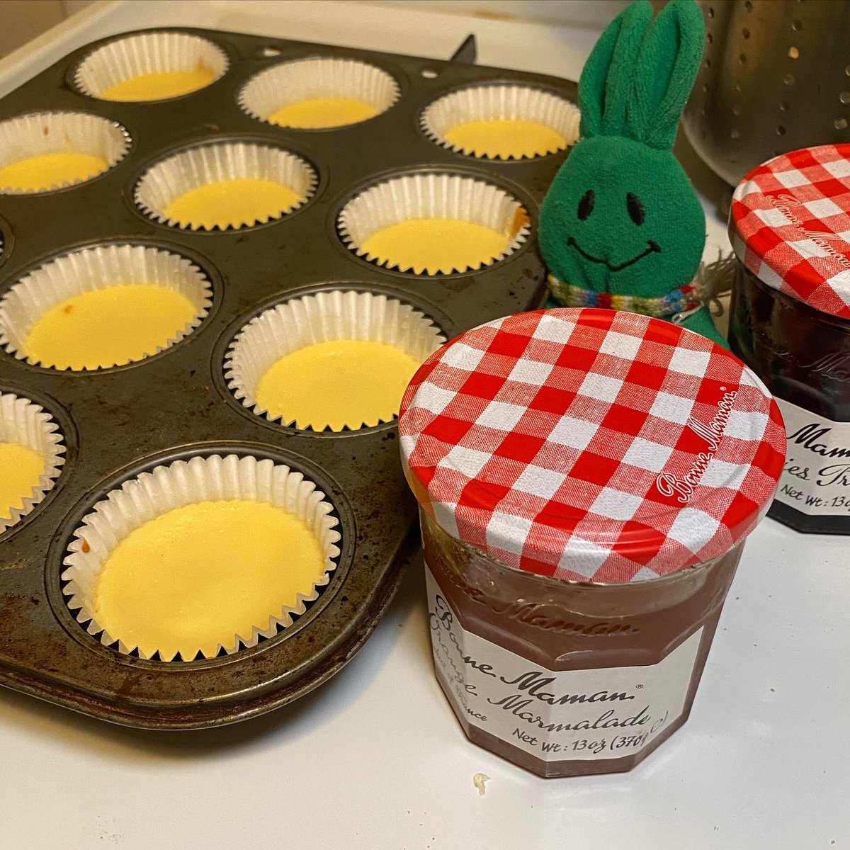 greenietravels's tweet photo. Just threw some marmalade and preserves on these wee cheesecakes #agoodthing
.
.
.
#casagreenie #homechef #homecooking #homemade #semihomemade #cheesecake #minicheesecake #mixedberriespreserves #orangemarmalade #cookingshortcut https://t.co/Hvg7yp5i7b