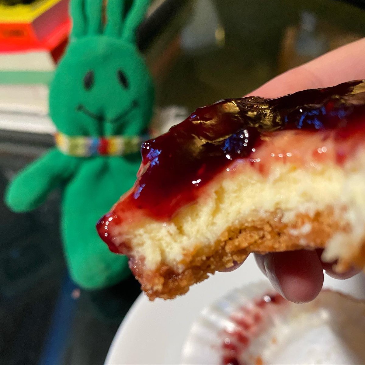 greenietravels's tweet photo. Just threw some marmalade and preserves on these wee cheesecakes #agoodthing
.
.
.
#casagreenie #homechef #homecooking #homemade #semihomemade #cheesecake #minicheesecake #mixedberriespreserves #orangemarmalade #cookingshortcut https://t.co/Hvg7yp5i7b