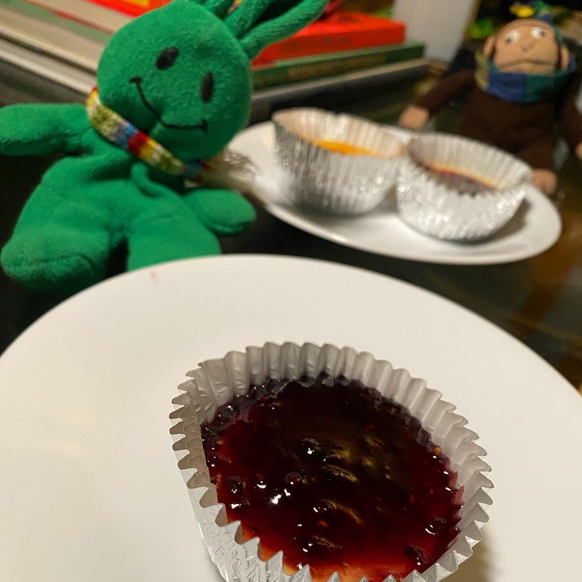 greenietravels's tweet photo. Just threw some marmalade and preserves on these wee cheesecakes #agoodthing
.
.
.
#casagreenie #homechef #homecooking #homemade #semihomemade #cheesecake #minicheesecake #mixedberriespreserves #orangemarmalade #cookingshortcut https://t.co/Hvg7yp5i7b
