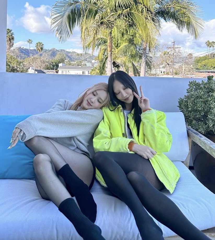rosespics's tweet photo. rosé with soojoo https://t.co/tRxfBSLjoe