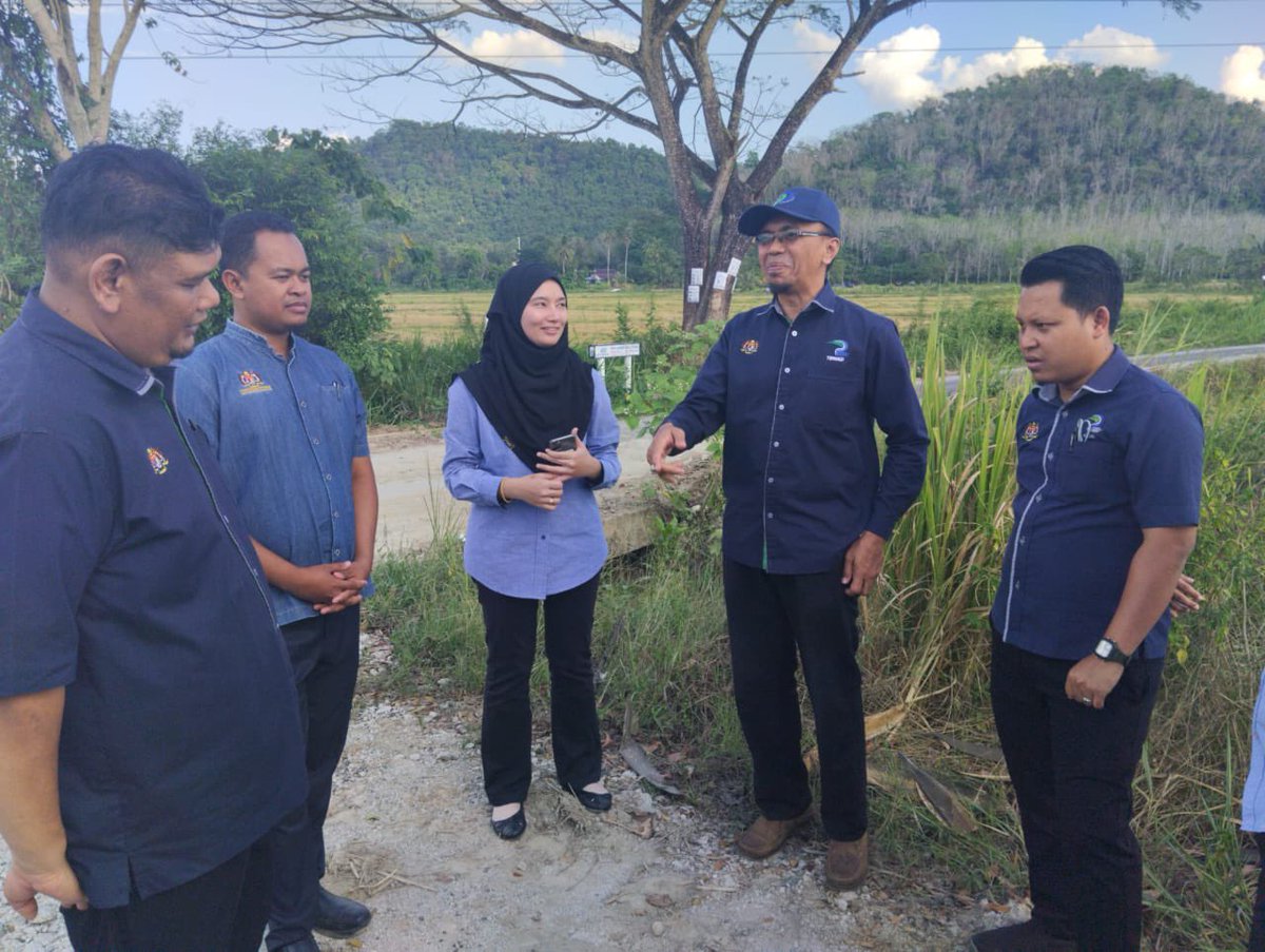 LPP_Kedah's tweet photo. 20 Februari 2023 (Isnin)| Lwtn Pemantauan Ldg Benih Padi Loji PPN Kedah di kawasan kendalian PPK Changlun &amp; PPK Asun oleh Bhg  Padi &amp; Beras LPP Ibu KL bersama YBrs. Encik Azizul bin Lebai Ishak, Pengarah LPP Kedah.
 #𝙇𝙋𝙋50𝙏𝘼𝙃𝙐𝙉
#LPPMalaysia
#MAFSMalaysia
#MalaysiaMADANI https://t.co/PUdI1apXtM