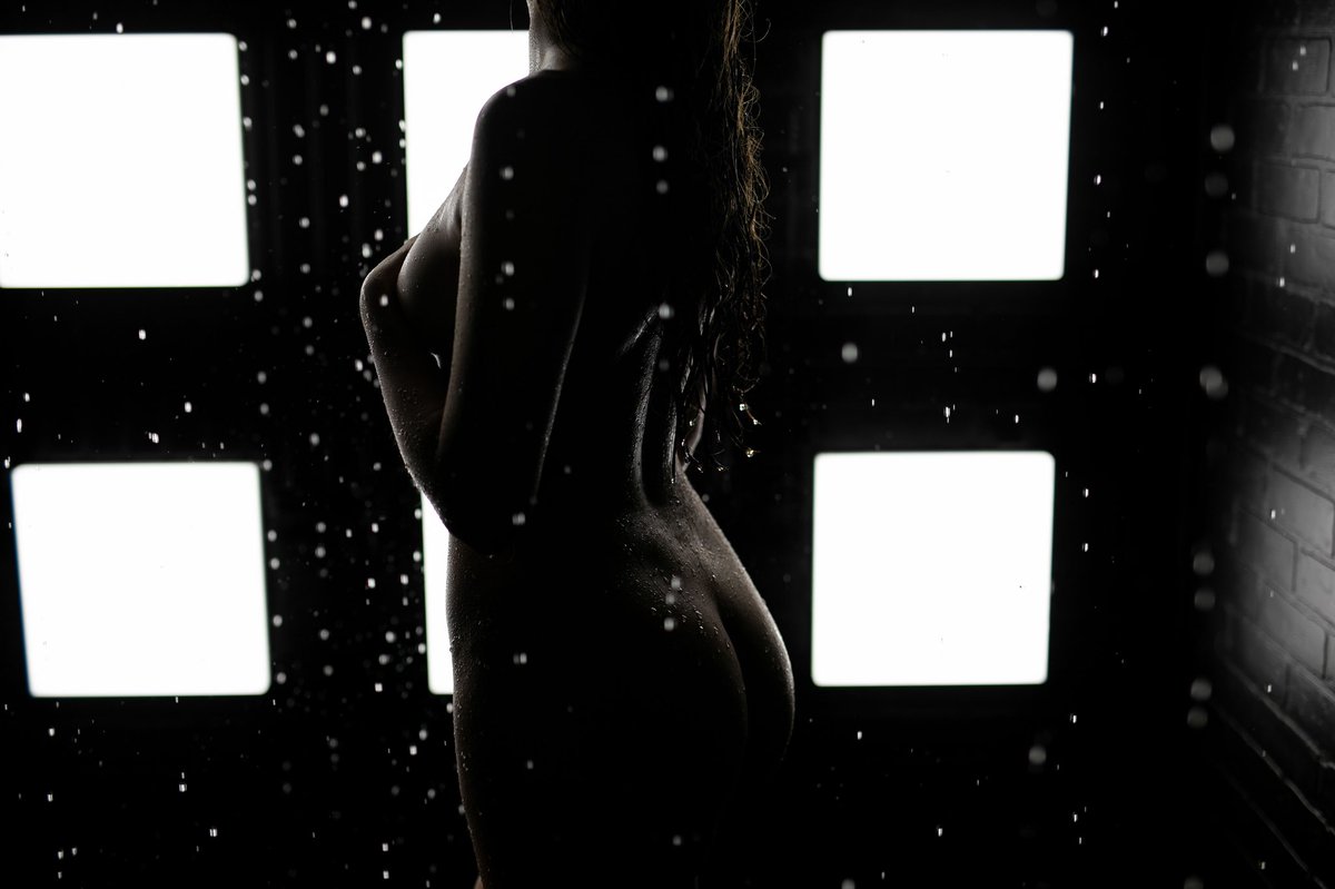 BellaRosaPhoto's tweet photo. I couldn’t pick so you get both 🔥 #rainroom #rain #boudoirphoto #boudoir #photography #confidence #beautiful https://t.co/zsaSVJeRnu