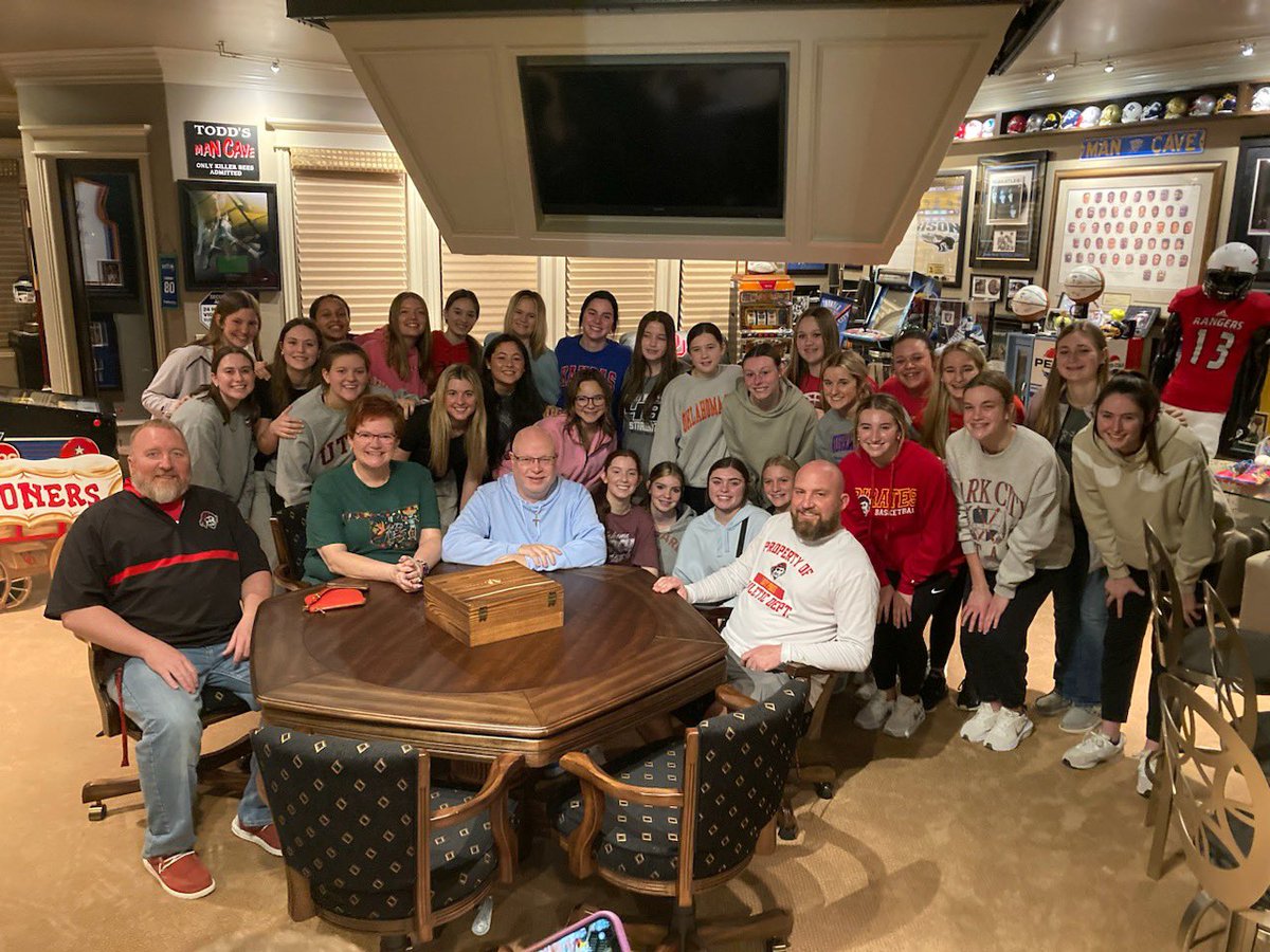 PlayByPlayGuy1's tweet photo. It took a while to make it happen but tonight we had the honor of hosting the top ranked @daleladybball..A talented group that we throughly enjoyed having in our home! #OneDownSixToGo #GoldBlooded #GoDale https://t.co/ndctzkqZIB