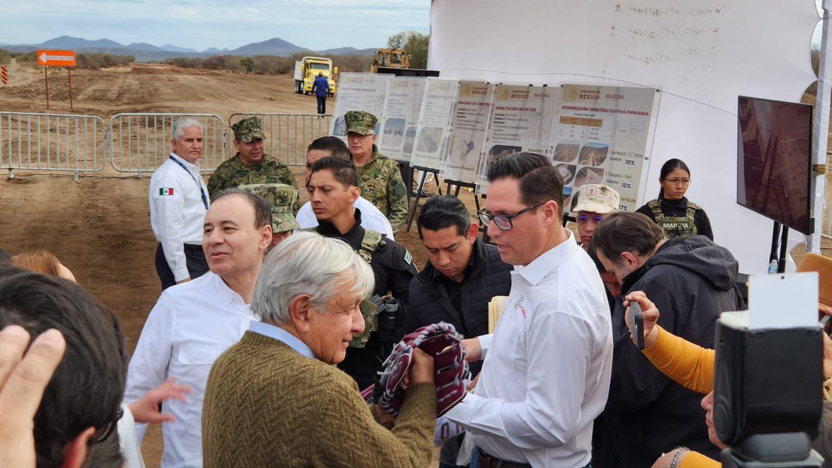 marcos_platt's tweet image. Con gusto recibimos en #Tecoripa al presidente de la República, @lopezobrador_ , quien supervisó los avances de obra junto @AlfonsoDurazo del tramo carretero que conectará a Chihuahua con el puerto de Guaymas y que beneficiará el intercambio económico y logístico del estado. 🛣️