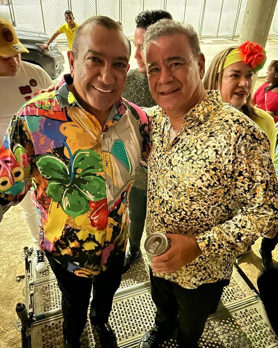Intervallenato's tweet photo. Grato encuentro de dos maestros del vallenato: @betozabaletac e @ivanvillazon en el carnaval de Barranquilla.

#Vallenato #CarnavaldeBarranquilla #Artistas #Comunired #quienloviveesquienlogoza #Barranquilla #Conciertos #Carnaval https://t.co/obEjsVSdzL
