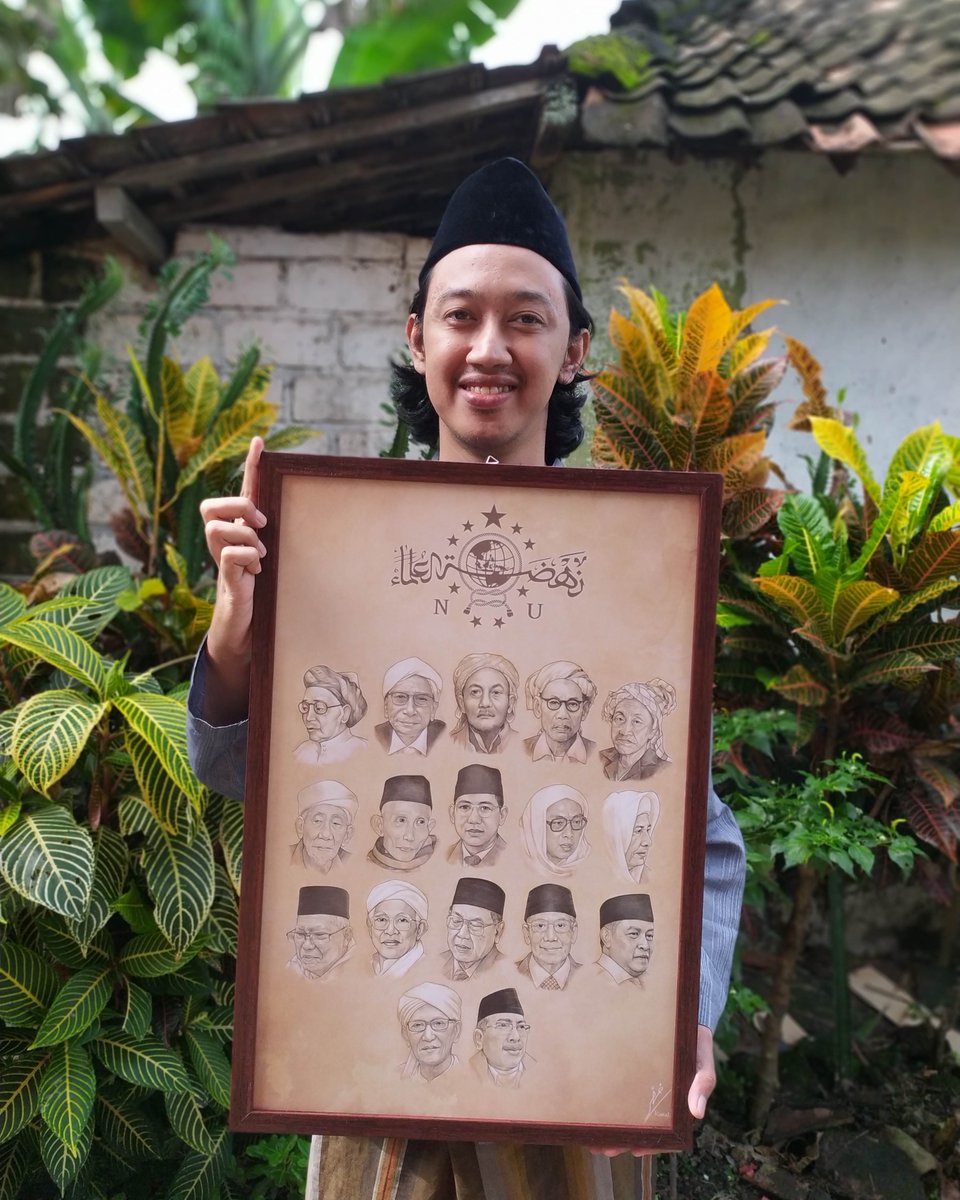 Fihrilkamal's tweet photo. Hasil print dari lukisan tokoh-tokoh NU karyaku kemarin, plus tambahan potret Kiai Sahal Mahfudz dan Kiai Hasyim Muzadi, karena sangat banyak permintaan. Bahan kertas premium dengan laminasi tekstur kulit jeruk dengan ukuran 40 x 60 cm, plus bingkai polyframe setebal ± 3 cm. https://t.co/BHR556DhMw
