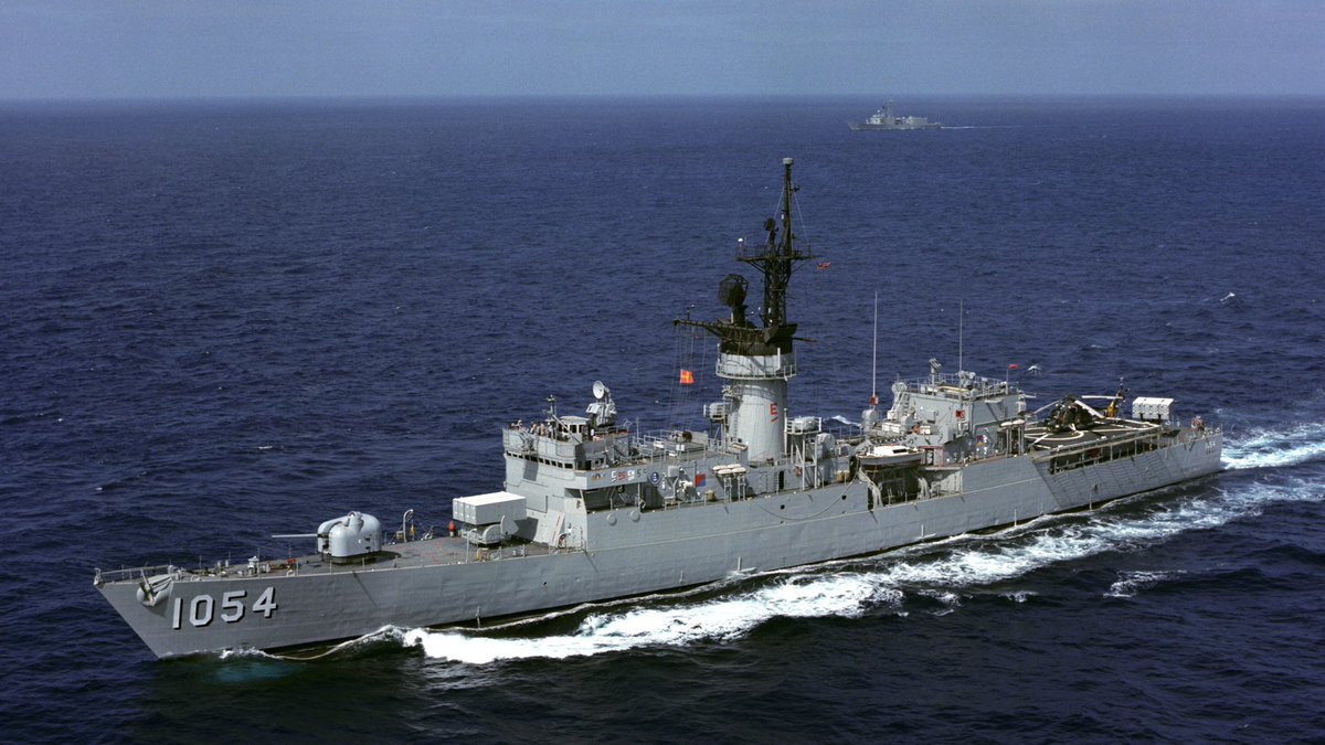Boneyardsafari's tweet photo. Taking a look at LAMPS I platform Knox Class Frigate USS Gray FF-1054 with a SH-2 Seasprite aboard.  Note the sneaky Perry Class in the background. #ussgray #ff1054 #perryclass #lampsi #sh2 #seasprite #flynavy #aviationpreservation #aviationsafari #boneyardsafari https://t.co/NSAAGEMJ2Z