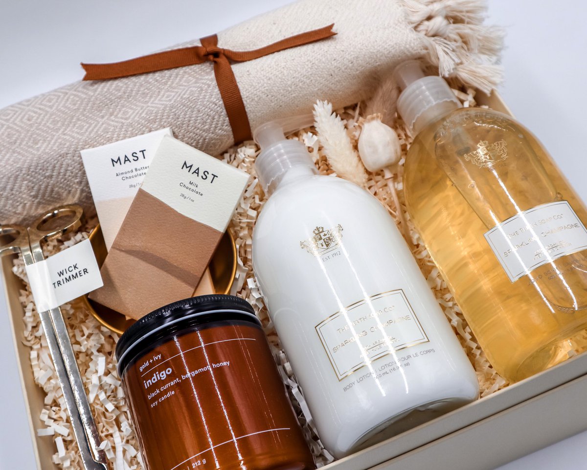 Combine Aesthetic, Luxury, Coziness, and Intention… yup it is possible! The perfect modern gift box for a housewarming, the new homeowners, or just a new move in… let us handle it for you 🤎
#housewarminggift #closinggift #realtorgift #clientgift #corporategifting #giftbox