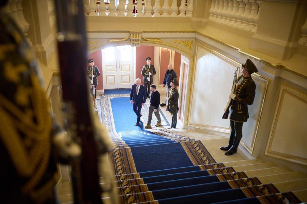 UkiLifeAbroad's tweet photo. President Biden also met with Ukrainian government officials and held a joint press conference with President Zelenskyy at the Presidential Palace.
#ukraine #usa #usukrainepartnership #biden #zelenskiy_official #kyiv #diplomacy #standwithukraine #ukilifeabroad https://t.co/Op1yIKjp1r