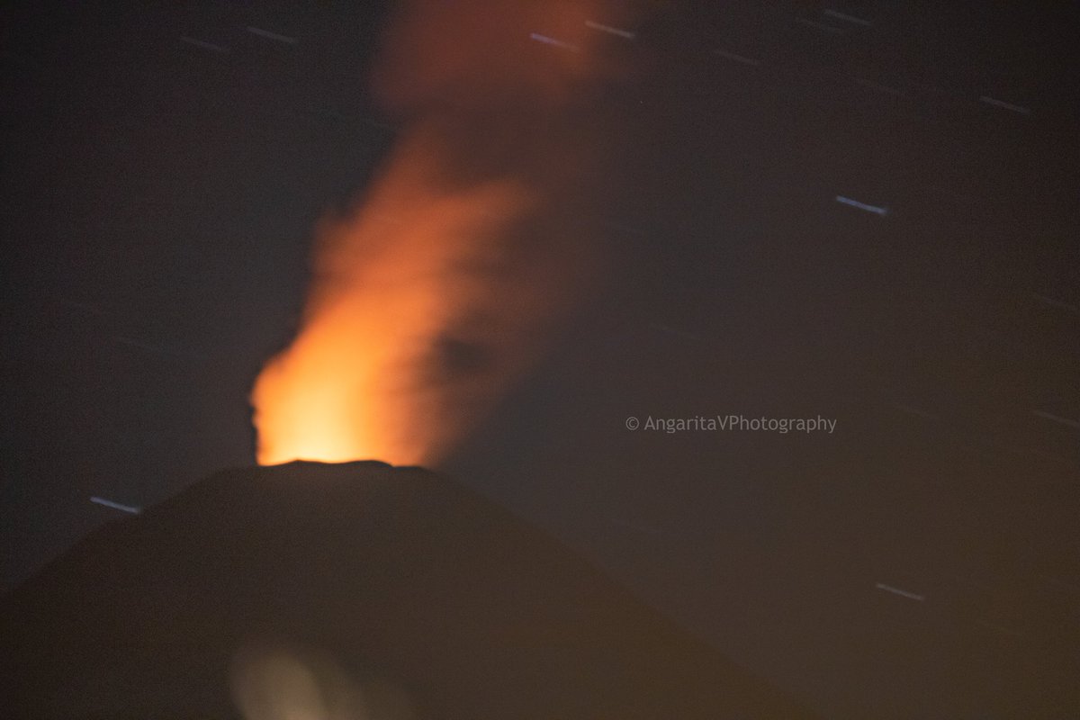 AngaritaV's tweet image. El Volcán Villarrica hoy mostrando una fuerte incandescencia