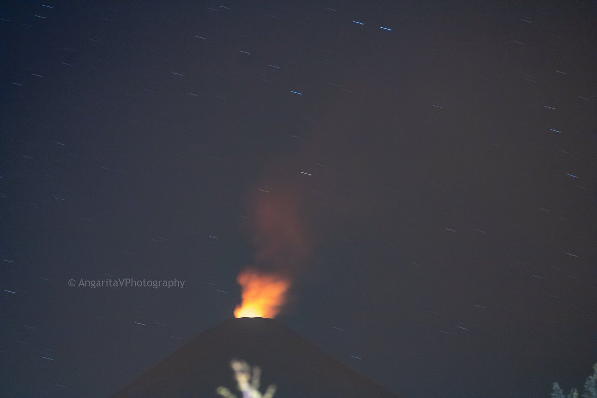 AngaritaV's tweet image. El Volcán Villarrica hoy mostrando una fuerte incandescencia