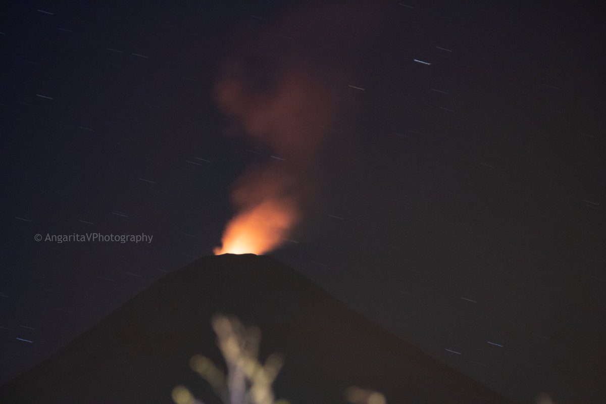 AngaritaV's tweet image. El Volcán Villarrica hoy mostrando una fuerte incandescencia