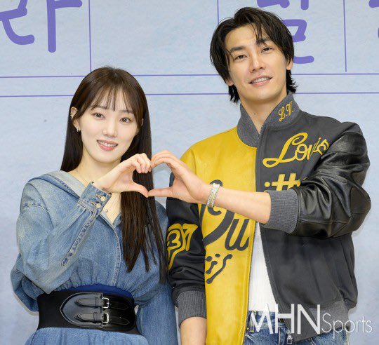 คิมยองกวังและคุณอีซองคยองณ งานแถลงข่าวซีรีส์ #CallItLove ในวันนี้ค่ะ (230221) 

ซีรีส์ #CallItLove ออกอากาศในวันที่ 22 ก.พ. (2023) ทาง  #DisneyPlus 

#김영광 #KimYoungKwang #คิมยองกวัง 
#사랑이라말해요 #LEESUNGKYUNG #이성경