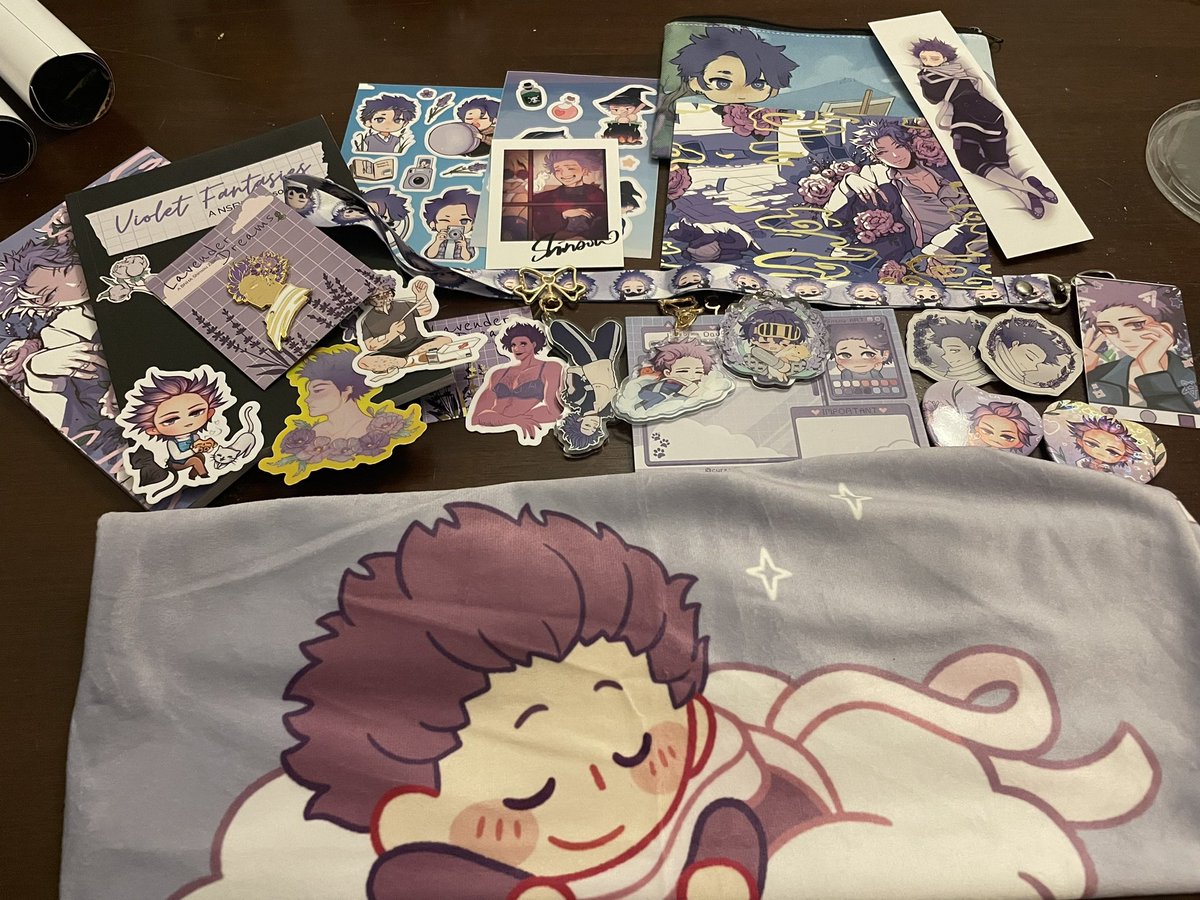 Enderborn__'s tweet photo. my @ShinsoDreamZine came in !!! i was so fortunate to be able to grab a premium bundle and i’m SO happy with it 😭😭 my favourite is this charm he so sleepy i love him so much https://t.co/FJIemmfJek