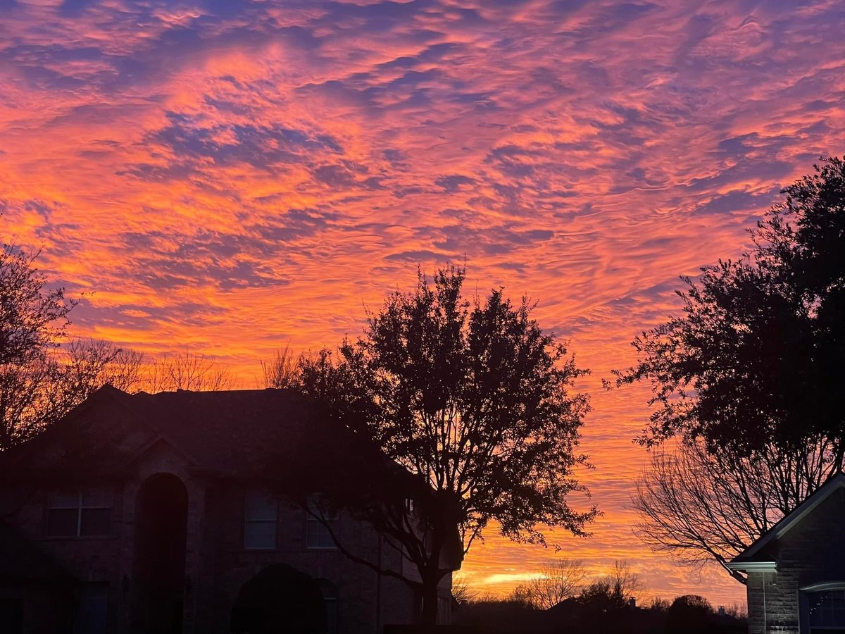 Wow, just wow! Did anyone check out the stunning sunset? A big thanks to our police friends Joe, Marilyn, Becca, and Renee for sharing your photos. 😍We would love to see your photos in the comments. #Paintinginthesky #Godswork @NBCDFW @FOX4 @CBSDFW @wfaa