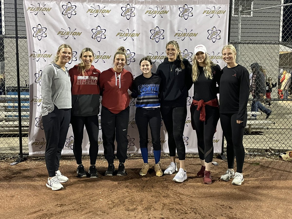 annaricketts02's tweet photo. It was great spending time with @jennajohnson88 tonight working on outfield techniques.  I really enjoyed the opportunity to meet and work with several of the @AlabamaSB players.   @MontanaFouts @a_prange @ally_shipman @dowlingbailey @laurenesman https://t.co/HsoLZufKPu