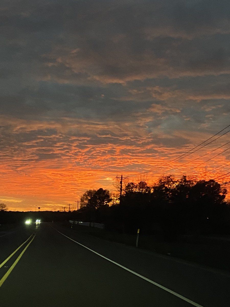 CYM_____'s tweet photo. You ever just want the earth to swallow you whole. Bc same. 
anyways look at the sunset. https://t.co/OfOzurX2ro