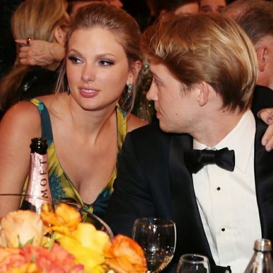 updateswiftbr's tweet photo. 🥳 Happy Birthday Joe!

O ator, escritor e Grammy Winner, Joe Alwyn, completa 32 anos hoje. https://t.co/Si4f8cnVdb