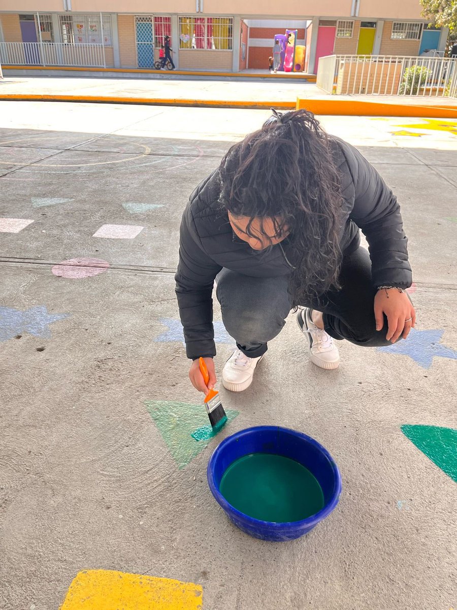 Apodaca_News's tweet photo. Un grupo de chavos @AccionJuvenil se organizaron y pintaron los juegos y áreas de niños en el Kínder de Valle de Las Palmas #Apodaca 👍🏼 🛝 para que los niños tengan mejores espacios en su escuela 

Que bueno que los jóvenes se reúnan para hacer esta labor en beneficio de todos https://t.co/fcQje9qoSh