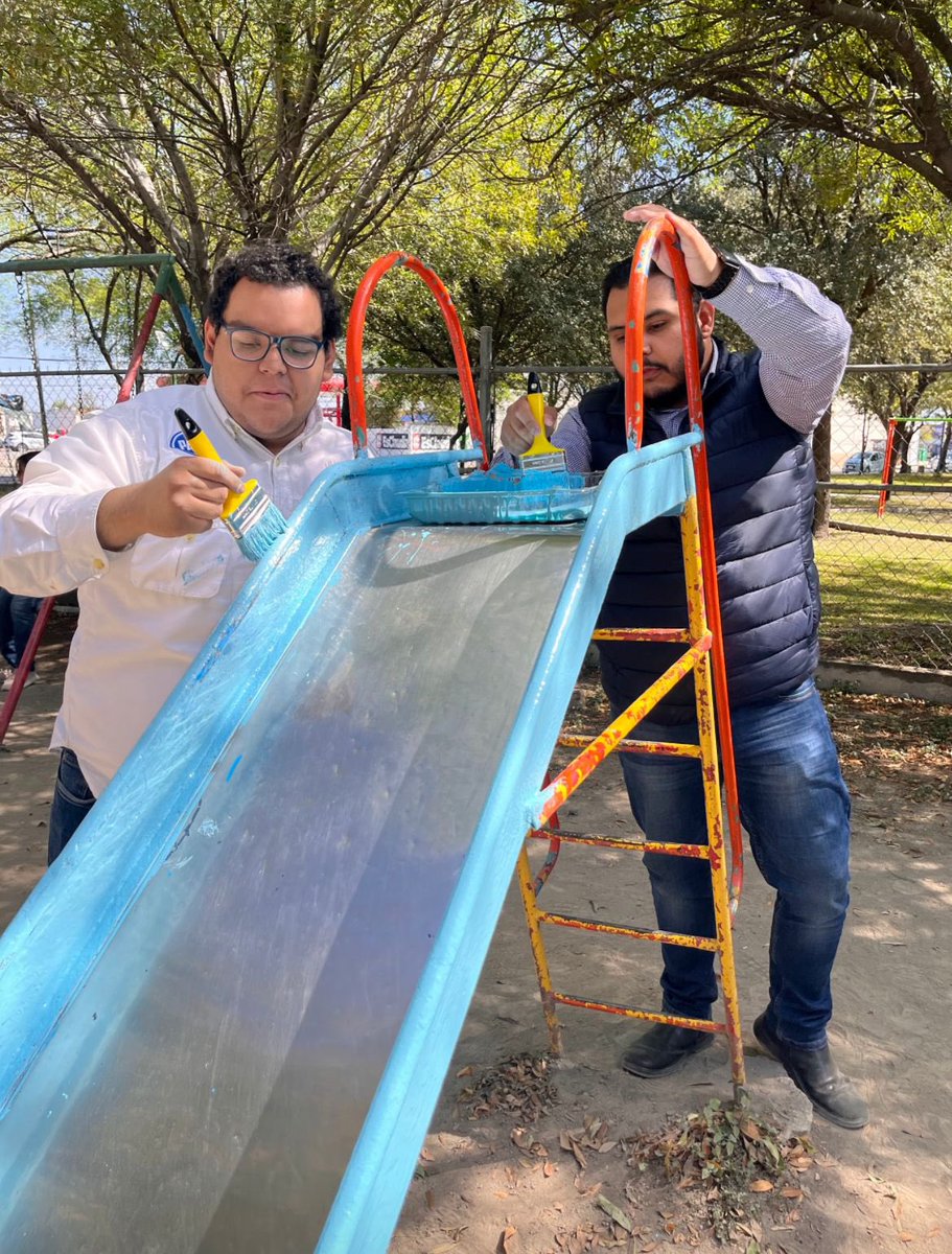 Apodaca_News's tweet photo. Un grupo de chavos @AccionJuvenil se organizaron y pintaron los juegos y áreas de niños en el Kínder de Valle de Las Palmas #Apodaca 👍🏼 🛝 para que los niños tengan mejores espacios en su escuela 

Que bueno que los jóvenes se reúnan para hacer esta labor en beneficio de todos https://t.co/fcQje9qoSh