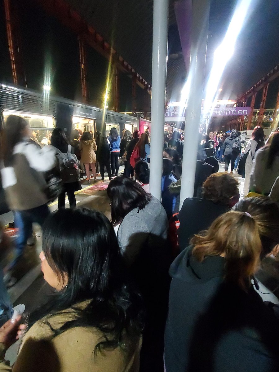 Valtameri_0o0o's tweet photo. Si están en la línea A del #MetroCDMX o vas a tomar la linea, llevamos 40 minutos detenidos, no hay avance de trenes en ninguna dirección. Por el momento no han desalojado en #tepalcates según la GN hay un tren detenido y el servicio se reanudará en una hora.
#esclaudia #lineaA https://t.co/NmZFeBWvoK