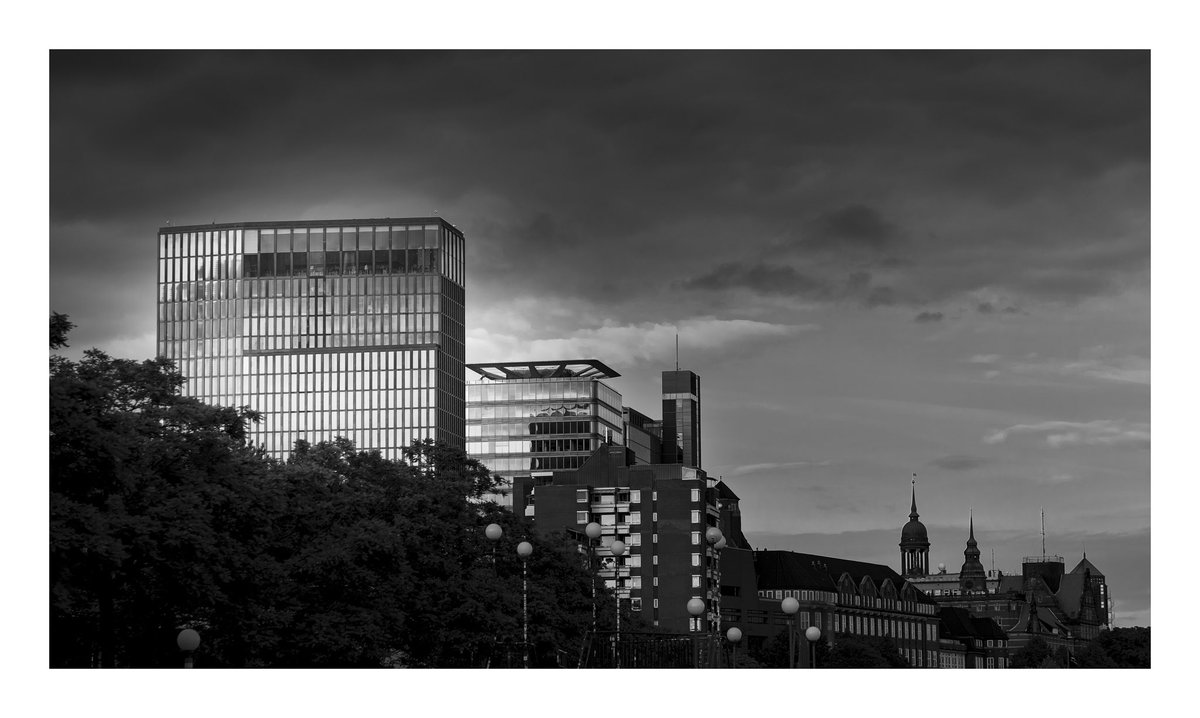 lawsmithphoto's tweet image. Off to #Hamburg for #work again today, it’s a city that I really enjoy, no #cameratime  on this trip unfortunately! #manchesterairport #appleairpods #snoozeat30000feet