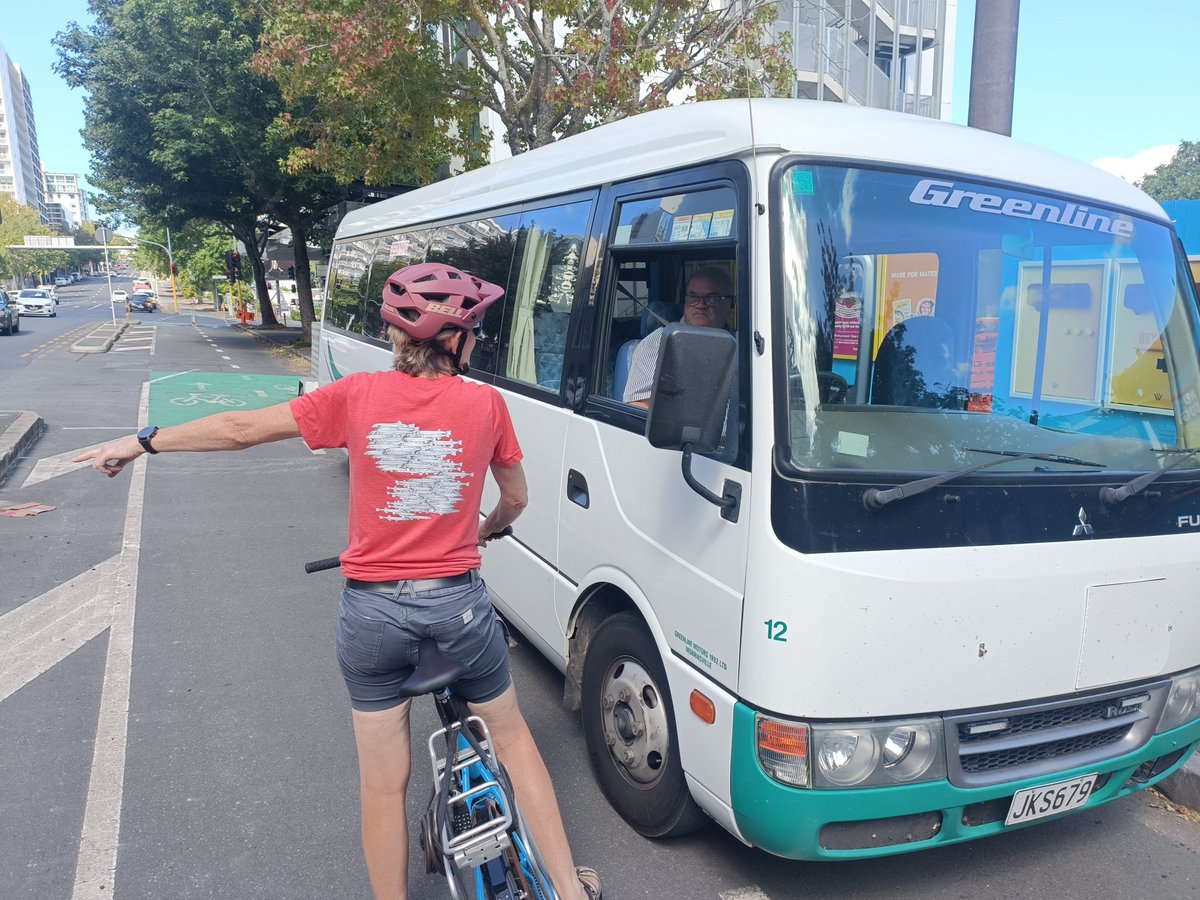 kerrnell's tweet photo. Parked for an hour in the cycleway, is this the standard process for dropping off guests for the Sudima Hotel? @AklTransport @AklCouncil @BikeAKL https://t.co/ObdEu3s7PT