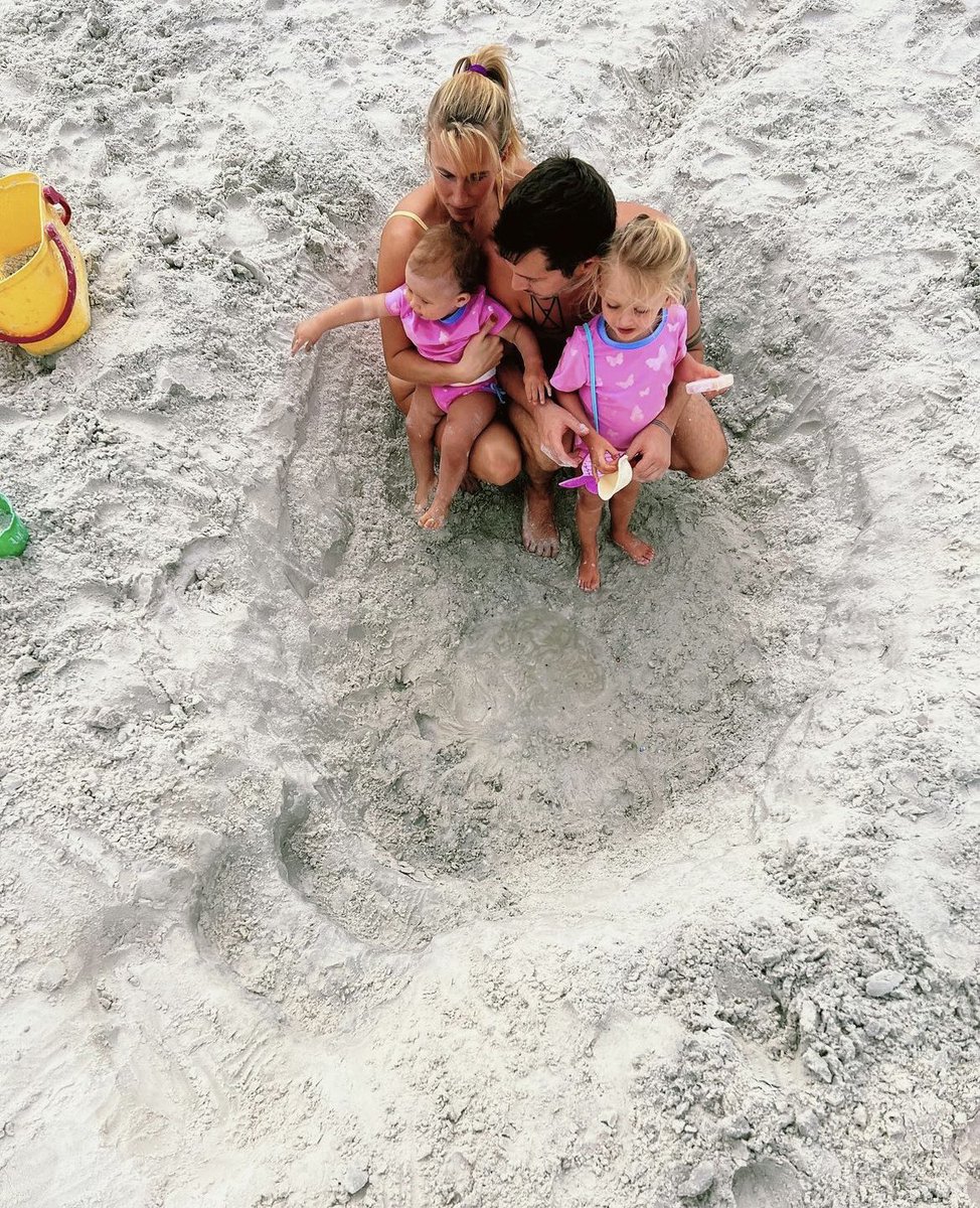 trvcepilotss's tweet photo. cutest family https://t.co/bNHnM6Eg5S