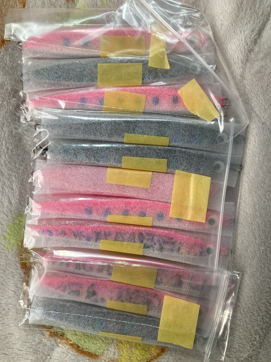 10tatsunoko01's tweet photo. 昼休みで自宅戻ったら届いてた‼️
今年の新戦力。
写真でみてて良いなぁとは思ってましたが、実物は更にかなり綺麗なハンドメイドジグです😆

#アメマス #海アメ #サクラマス #海サクラ #メタルジグ #kazcraft #ハンドメイド https://t.co/NgF6DRkjTA