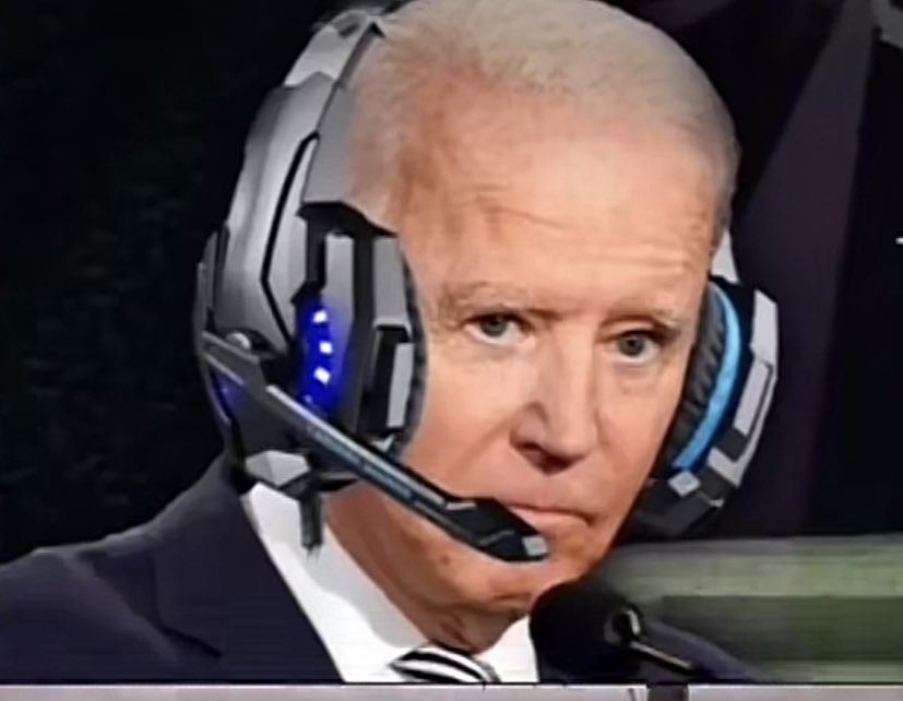 tiktok trends be so random why is Joe Biden playing warzone with Obama and Trump 😭