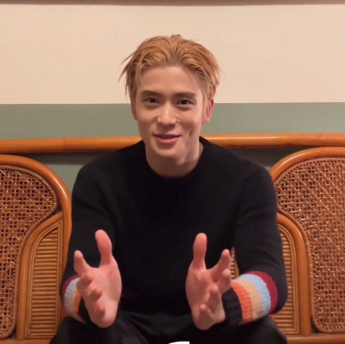 214fix's tweet photo. taking back all the bad things ive said about this hair color he looks saur sexy https://t.co/5xRWavGUAO