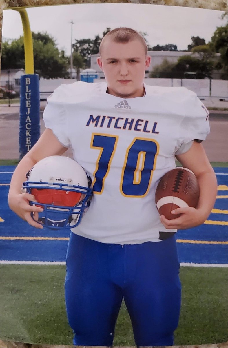 alexkling52's tweet photo. @PrepRedzoneIN @AlPopsFootball @PrepRedzoneNext @JacksonKling59 is number 70 in 8th grade. Already squats 360, benches 240, and power cleans 215. Also, was a load for the middle schools in the PLAC. https://t.co/IfBoy9blg5