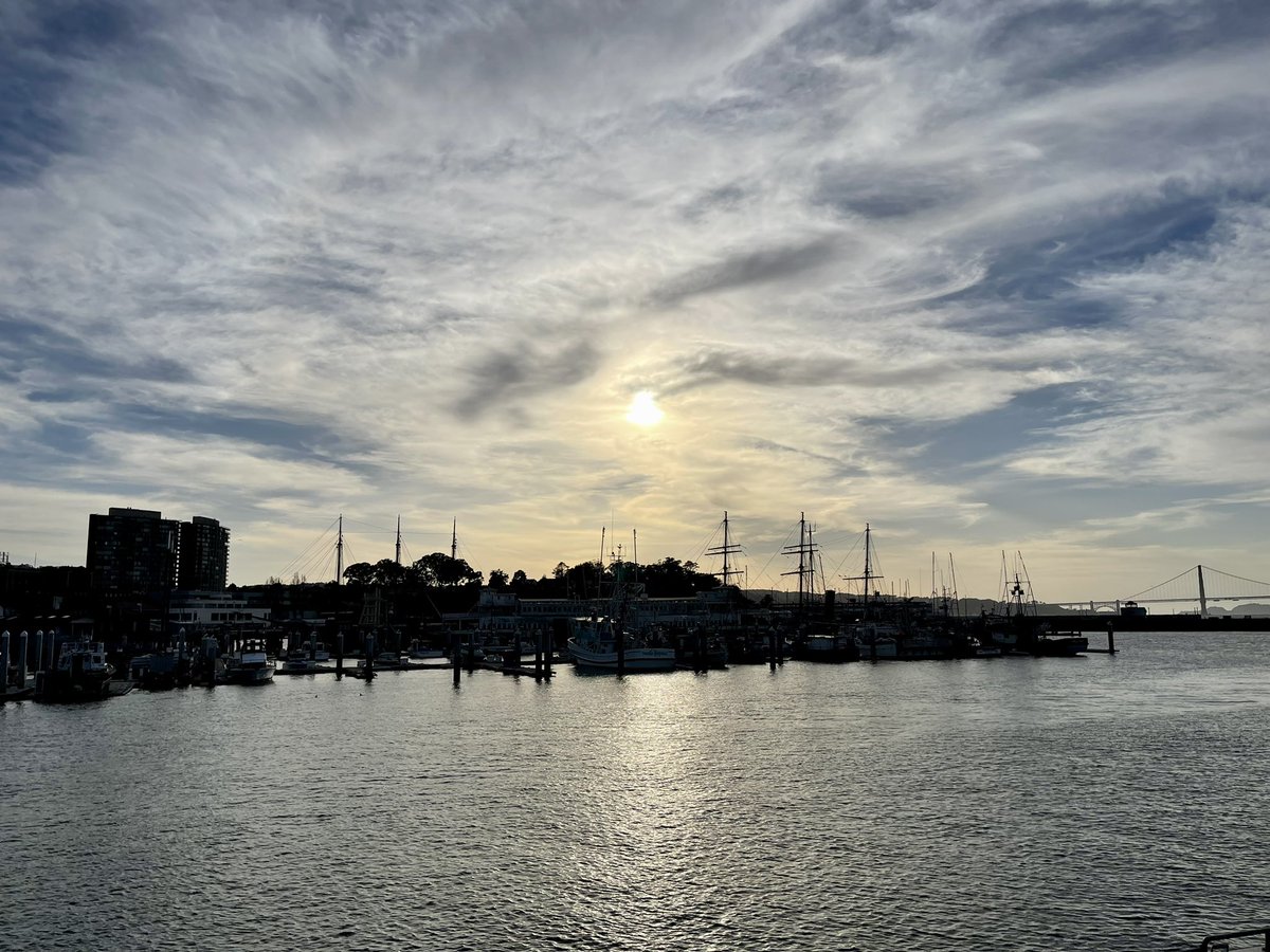 ElaineLeung4's tweet photo. Just beautiful out here by the very end of #SF #Pier45 @TheWharfSF… Shoutout to the #PinkMermaid,🧜♀️ Holly Fruehling, & Savior of the Bite Me! Support your local fisher ppl at SF Fisherman’s Wharf🎣 #Dungeness #Crab🦀- it’s on the menu tonight!😋 https://t.co/egnkmab10H