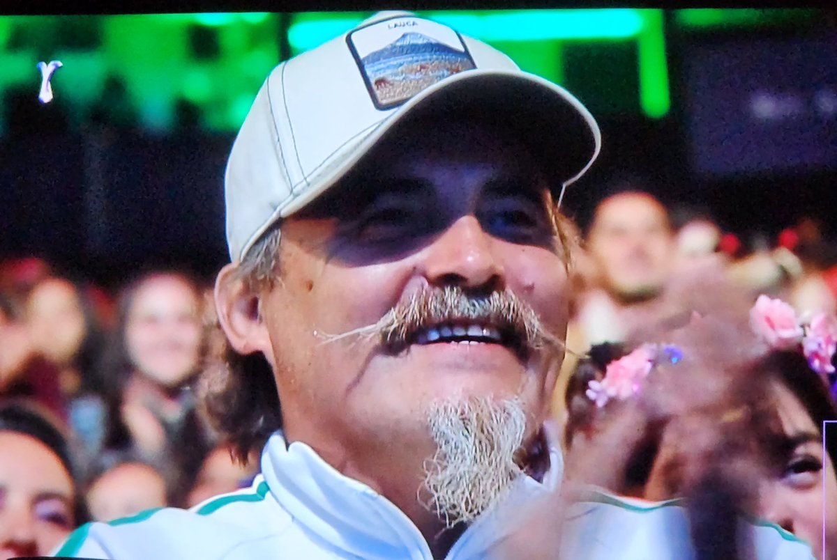 Una leyenda del humor como el Flaco aplaudiendo uno que nace hoy como Diego Urrutia,  grande Diego!!! 👏👏 #VinadelMar2023 #Vina23 #vina2023 #FestivalDeVinaDelMar