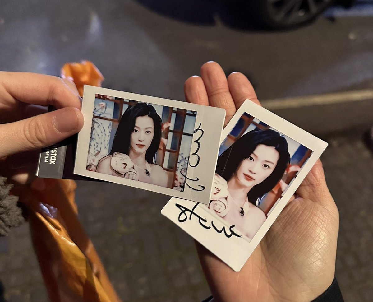 tkatkas's tweet photo. 헐…팬분한테 싸인해줬나봐 개부러움
와중에 옆선 미쳣네ㅠㅜㅜㅜㅜㅜㅜㅜㅜ https://t.co/pvyybeKdsv