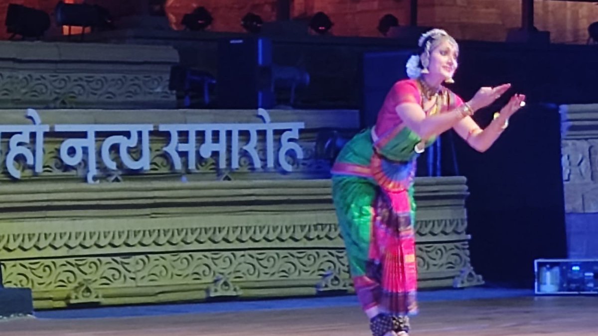 International '#KhajurahoDanceFestival-2023' started. The Dance festival to continue till 26th February. 

The event started with #Bharatanatyam dance, performed by noted dancer Janaki Rangarajan. Dhirendra Tiwari and Aparajita Sharma presented mesmerizing #Kathak dance.