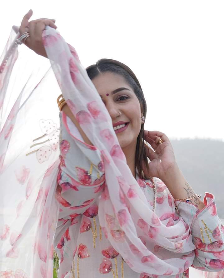 Sapna_Ch0udhary's tweet photo. Sabr....good things take time 😇

#sapnachoudhary #viral #desigirls #jaatni #suit https://t.co/6yxkX4GB2z