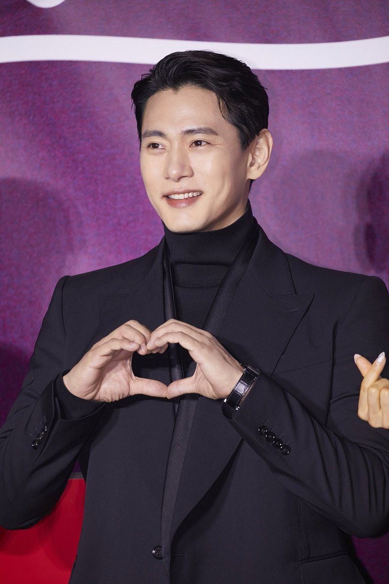 N10MOON's tweet photo. นัมคังโฮ #LoveToHateYou กำลังแมสเลยมาแจกความน่ารักนุบนิบของยูแทโอ(ชื่อจริง คิมชีฮุน 김치훈)เกิดที่เยอรมัน เรียนการแสดงที่นิวยอร์ก,ลอนดอน คลั่งรักภรรยา ชอบทำอาหาร เลี้ยงเต่า จัดดอกไม้ ไอจีพี่เค้าคุมโทนเก๋มาก แถมลงสตอรี่ของที่แฟนคลับส่งให้อยู่บ่อยๆด้วย🫶🏻 
https://t.co/VO5DXR37A5 https://t.co/CpRGxy5gR0