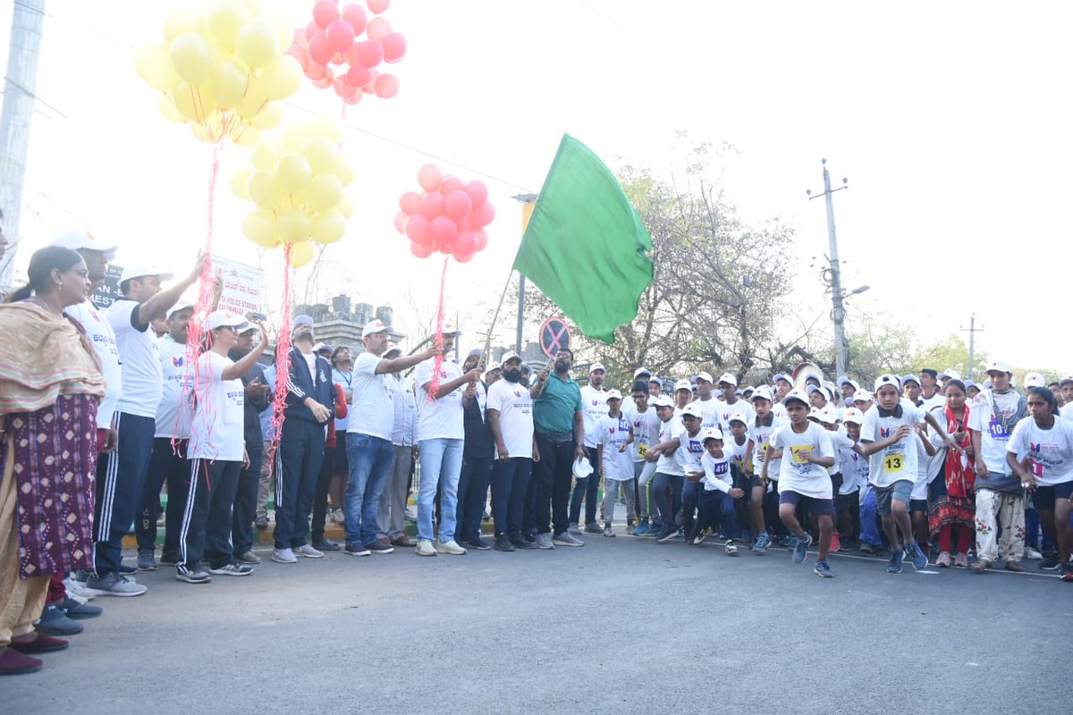 Kalaburgivarthe's tweet photo. #KKRUN #Marathon
#ಉತ್ಸವ #ಜನೋತ್ಸವ
ಕಲ್ಯಾಣ ಕರ್ನಾಟಕ ಉತ್ಸವ ಅಂಗವಾಗಿ ಕಲಬುರಗಿ ನಗರದಲ್ಲಿ ಆಯೋಜಿಸಿದ #KKRun #Marathon ಗೆ ಮಂಗಳವಾರ ಕೆ.ಕೆ.ಆರ್.ಬಿ ಕಚೇರಿ ಮುಂಭಾಗದಲ್ಲಿ ಮಂಡಳಿ ಕಾರ್ಯದರ್ಶಿ @SravanAnirudh ಅವರು ಚಾಲನೆ ನೀಡಿದರು https://t.co/AfZFAyfnJX