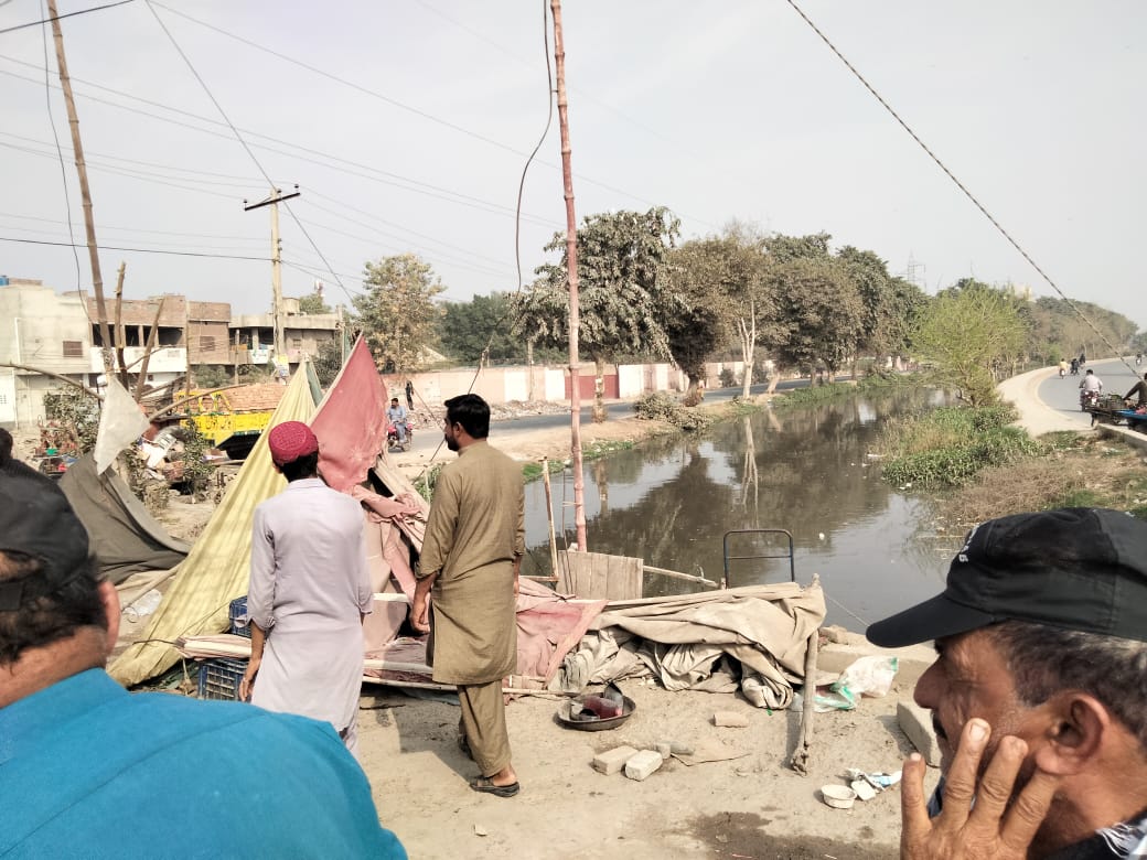 mdamultan1's tweet photo. ایم ڈی اے انفورسمنٹ ٹیم نے  پاکستان سٹیزن پورٹل پر موصول شدہ شہریوں کی شکایت پر کاررواٸی کرتے ہوٸے قاسم پور نہر پل پر قاٸم تجاوزات ہٹوا دی ۔جبکہ عوامی شکایات پر  انفورسمنٹ ٹیم نے نیوشاہ شمس کالونی ملتان میں زیرتعمیر نجی سکول انتظامیہ کو عمارتی ملبہ روڈ پر ڈالنے پر نوٹس جاری . https://t.co/3nTj4zkMz1