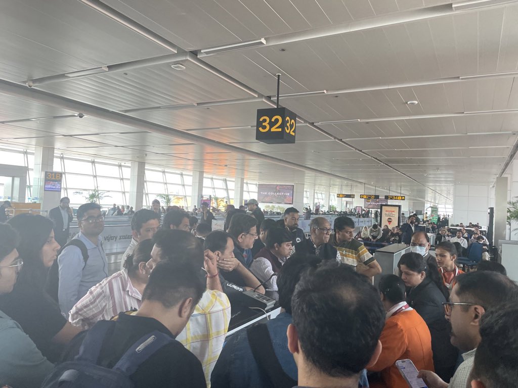 Bakshish's tweet photo. Chaos at the Gate for AI 678 ! @airindiain crew seems missing in action ! Flight delayed indefinitely it seems ! Not the first flight to have faced same issue @airindiain https://t.co/fcd8P0ZVpq