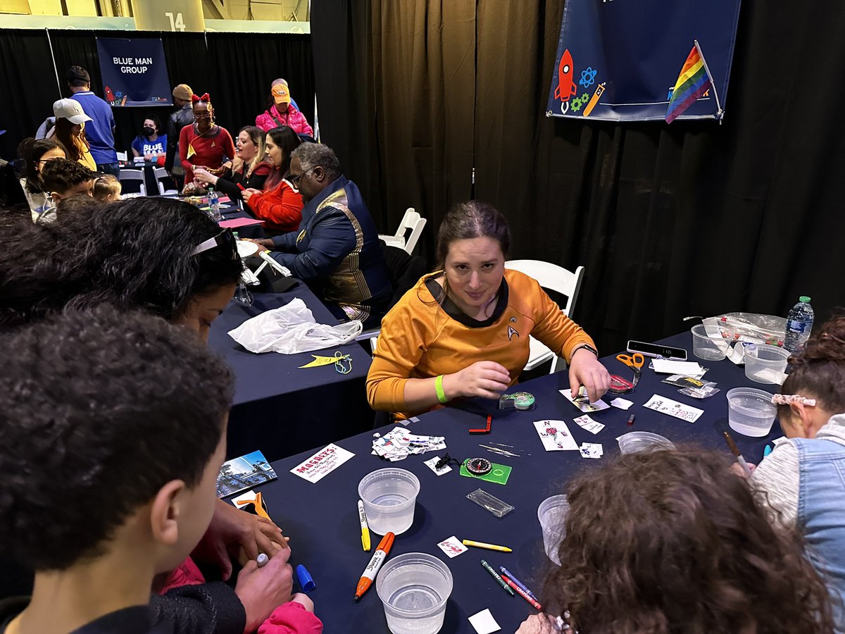 hannsimp's tweet image. Geeking out w/the #NYCAwayTeam @StarTrek cosplayers group teaching kids about navigation aboard the @IntrepidMuseum for STEAM #KidsWeek. Did you know compasses date back to 7th-century inventors and explorers in China? You can make your own with a needle, magnet, and water.🧭🖖🏽⚓️