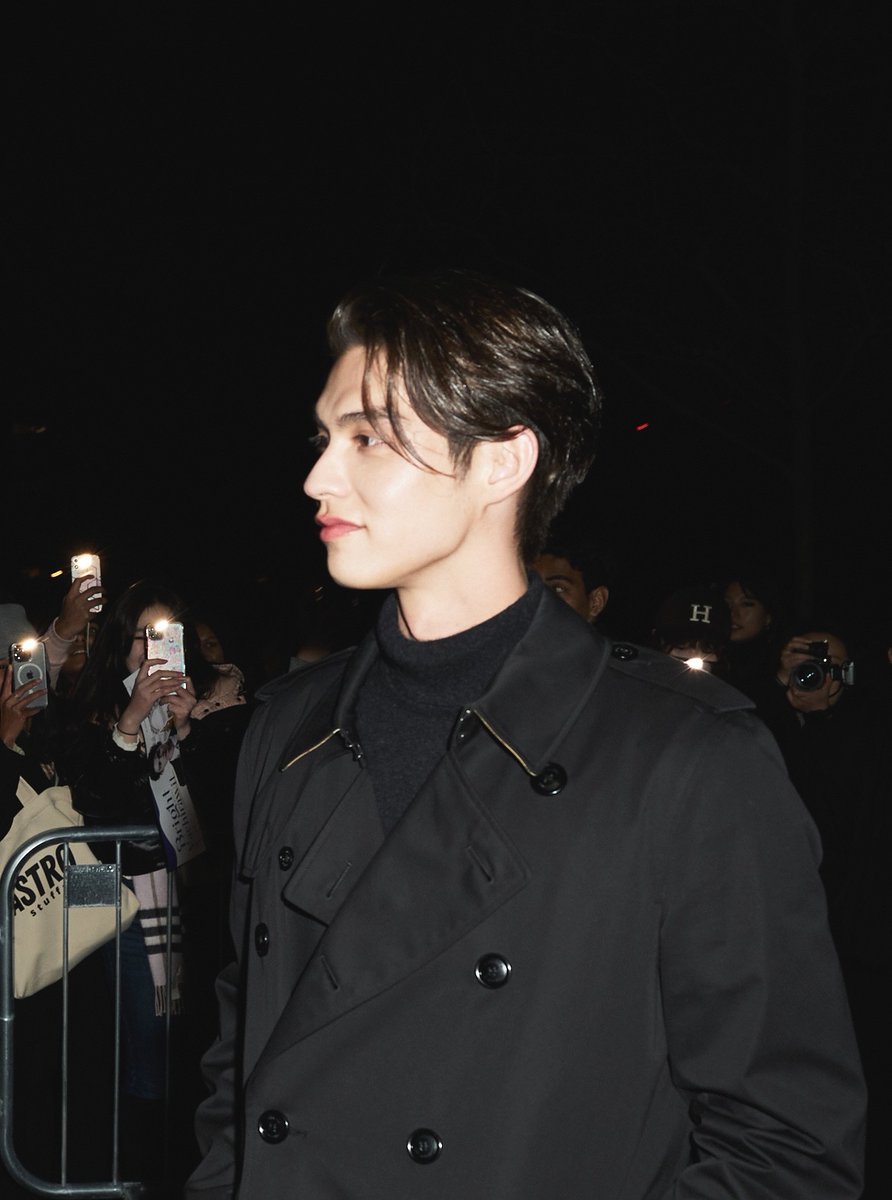 hashtag_legend's tweet photo. #legendstyle: @Burberry's global ambassador @bbrightvc was among the many notable guests attending Daniel Lee’s debut for the brand’s Fall/Winter 2023 collection. Thoughts on this fit?

#burberry #burberryAW23 #burberryxbright #burberryAW23xbright #bbrightvc https://t.co/e0aV3ydWB9